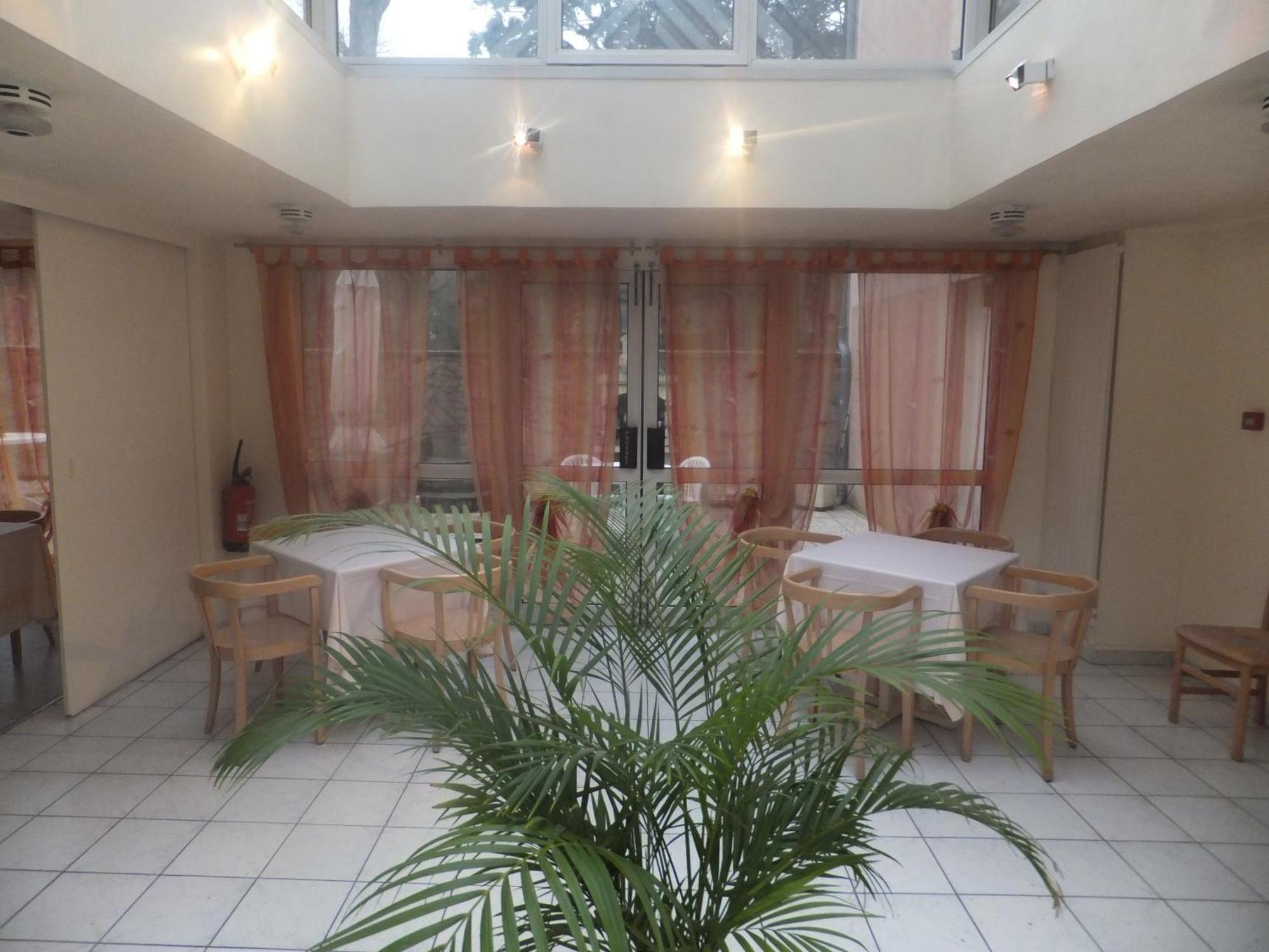 Hotel Le Village Gif-sur-Yvette Exterior foto